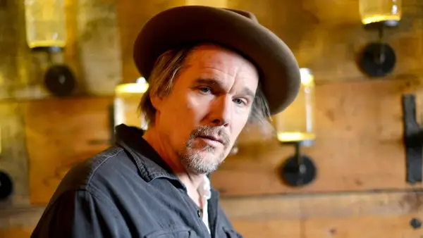 Ethan Hawke dit que Richard Linklater a conseillé de faire les 6 dernières heures -aflm stars: c'est trop court!