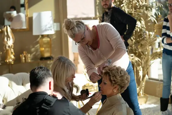 Comme les cheveux et l'équipe Make -Up de Tammy Fayes Eyes Jessica Chastain, ces yeux, les sourcils et les cheveux scandaleux