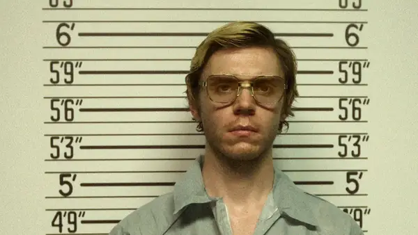 Faire un monstre: derrière la transformation physique d'Evan Peters dans Jeffrey Dahmer