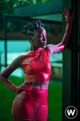 La star du roi de la femme pour que MBERU apprécie son moment (photos exclusives)