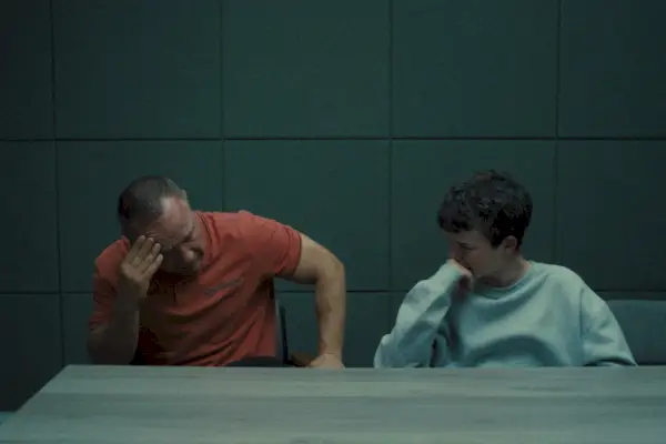 Stephen Graham y Owen Cooper en