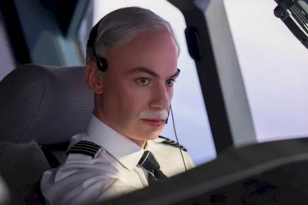 Nathan Fielder como el Capitán Sully en la cabina del piloto.