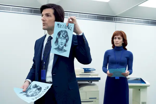 Adam Scott y Britt Lower en