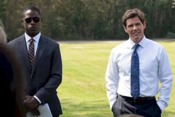 Sterling K Brown y James Marsden en