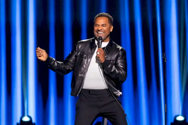Mike Epps interpretando un monólogo con un micrófono.