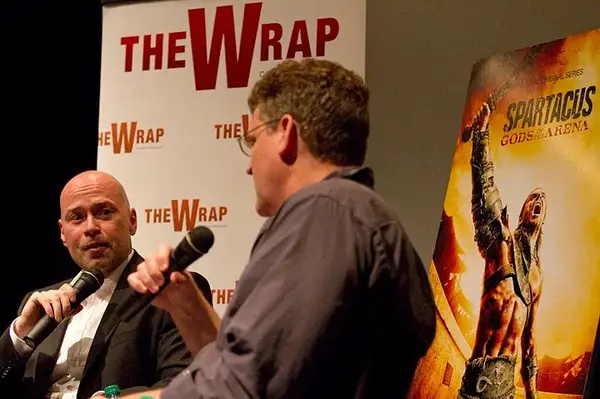 Il Creatore di Spartacus parla della sostituzione, della nudità e dei modi finiti di Whitfield per uccidere un uomo