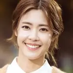 Persona que da felicidad-Lee Yoon-Ji.webp