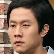 Rote Familie-Jung Woo.webp