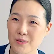 Nak Kyung.webp, cantado con la boca grande