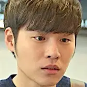 Étranger-S1-Yun Ji-On.webp