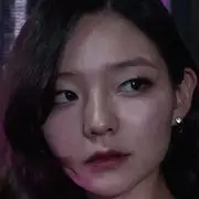 Homme sur des talons hauts-Esom .webp