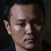 Homme sur des talons hauts-Kim Min-Kyo.webp