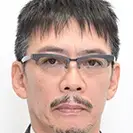 El criminólogo Himura y el escritor de misterio Arisugawa-Katsuhisa Namase.webp