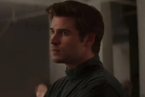 Josh Hutcherson Liam Hemsworth Strappa Galle em Jogos Vorazes: Mockingjay (Vidéo)