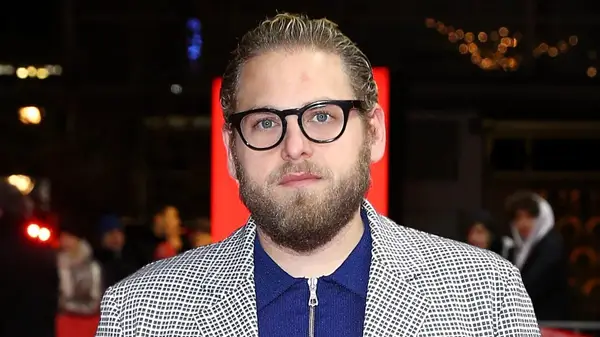 Jonah Hill pede aos fãs que parem de comentar sobre seu corpo: não é útil e ele não se sente bem