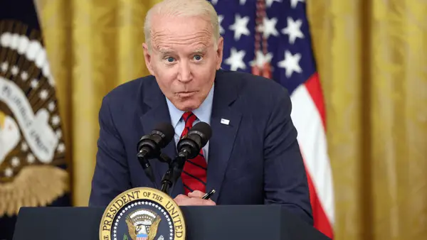 Joes gruselige Trends, nachdem Biden ständig durch die Pressekonferenz geflüstert hatte