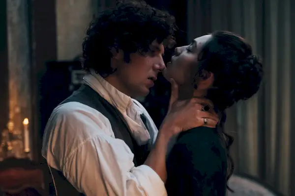 Valmont (Vincent Lacoste) segurando Isabelle (Anamaria Vartolomei) em