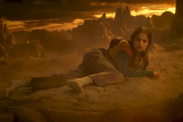 Holly (Nell Fisher) im Abyss in