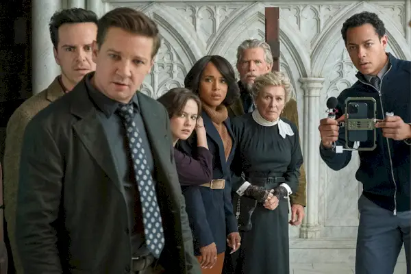 WAKE UP DEAD MAN, (auch bekannt als WAKE UP DEAD MAN: A KNIVES OUT MYSTERY, auch bekannt als KNIVES OUT 3), von links: Andrew Scott, Jeremy Renner, Cailee Spaeny, Kerry Washington, Thomas Haden Church, Glenn Close, Daryl McCormack, 2025