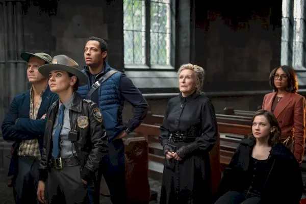 WAKE UP DEAD MAN, (auch bekannt als WAKE UP DEAD MAN: A KNIVES OUT MYSTERY, auch bekannt als KNIVES OUT 3), von links: Andrew Scott, Mila Kunis, Daryl McCormack, Glenn Close, Cailee Spaeny, Kerry Washington