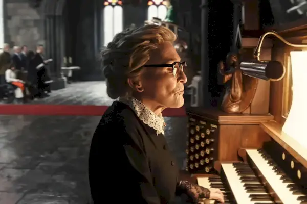 WAKE UP DEAD MAN: A KNIVES OUT MYSTERY, (auch bekannt als WAKE UP DEAD MAN, auch bekannt als KNIVES OUT 3), Glenn Close, 2025.