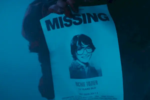 Pennywise (Bill Skarsgård) hält ein „Vermisst“-Schild mit Richie Tozier (Finn Wolfhard) darauf
