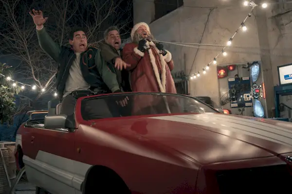 Streamen Sie es oder überspringen Sie es: „The Night My Dad Saved Christmas 2“ auf Netflix, in dem ein Vater-Sohn-Duo versucht, den Weihnachtsmann vor einer korrupten Spielzeugfirma zu retten, die Weihnachten monetarisieren will