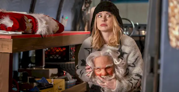 Alexandra Breckenridge fa il contrario di 'Mrs. Doubtfire' nel film Unhinged 'My Secret Santa' di Netflix