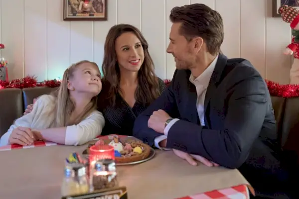 Streamen Sie es oder überspringen Sie es: „She’s Making a List“ auf Hallmark Channel, in dem sich ein frecher oder netter Listeninspektor in einen alleinerziehenden Vater verliebt, während er seine schelmische Tochter überwacht