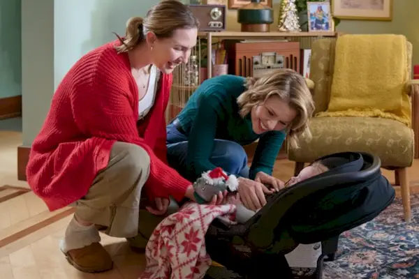 Transmítalo u omítalo: 'The Christmas Baby' en Hallmark Channel, una dulce historia sáfica de amor y familia que rompe el molde típico de las películas navideñas de Hallmark