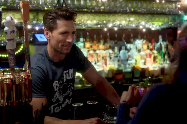 Andrew Walker le rogó a Hallmark por su cameo en 'Holiday Touchdown: A Bills Love Story': y me tiraron un hueso