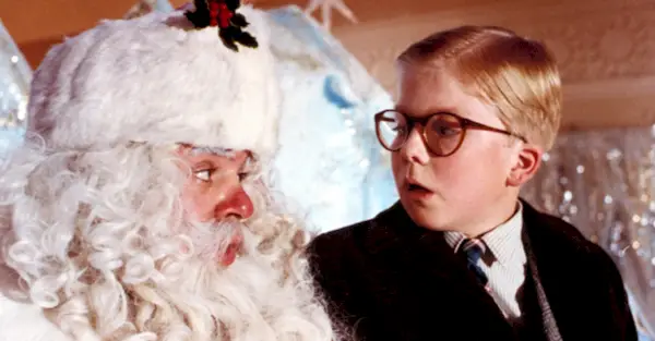 Peter Billingsley dans le rôle de Ralphie Parker et Jeff Gillen dans le rôle du Père Noël dans une image du film