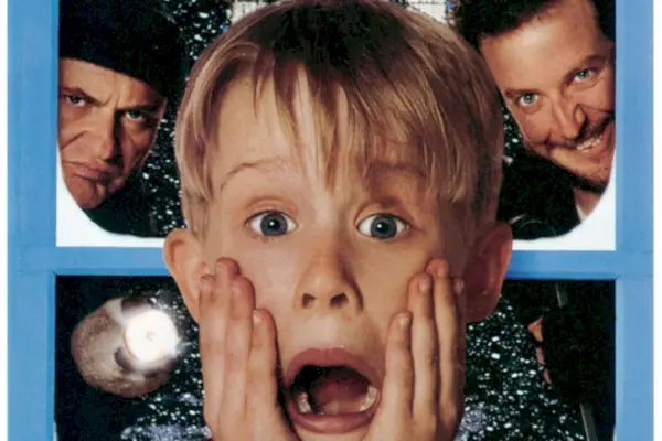 SEUL À LA MAISON, de gauche à droite : Joe Pesci, Macaulay Culkin, Daniel Stern, 1990, TM et Copyright ©20th Centur