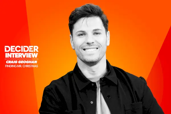 Craig Geoghan en noir et blanc sur fond orange