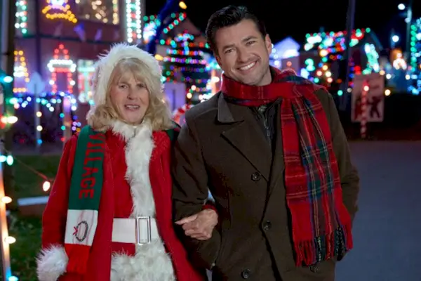 Streamen Sie es oder überspringen Sie es: „Ready, Set, Glow!“ auf Hallmark Channel, einer Reality-Serie, die Amerikas leuchtendste Feiertagsdekorationen sowie die herzerwärmenden Traditionen dahinter erforscht