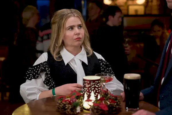 Streamen Sie es oder überspringen Sie es: „Twelve Dates ‚Til Christmas“ auf dem Hallmark Channel, eine süchtig machende, charmante limitierte Serie über eine Frau, deren Freunde sie für einen Partnervermittlungsservice zum Thema Weihnachten anmelden