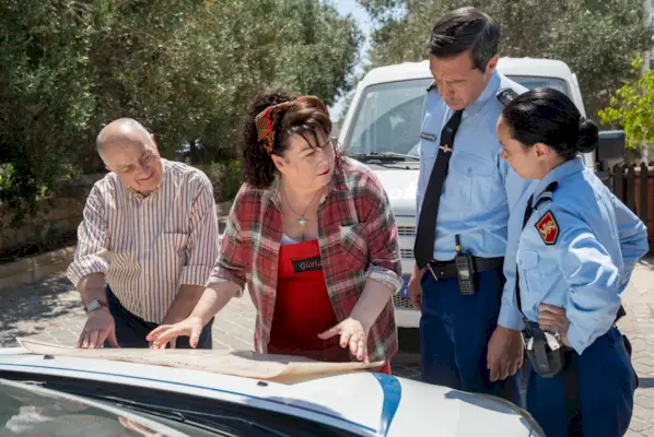 Transmítalo u omítalo: 'El especial de Navidad de los misterios de Madame Blanc' en Acorn TV, donde Jean y sus amigos se encuentran encerrados en un museo con una bomba de tiempo