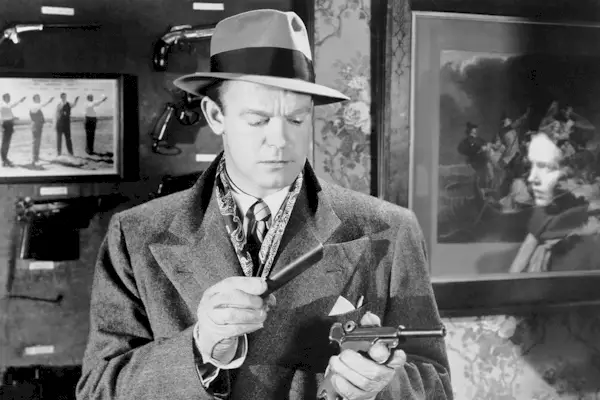 COUVREZ-VOUS, de gauche à droite, Dennis O