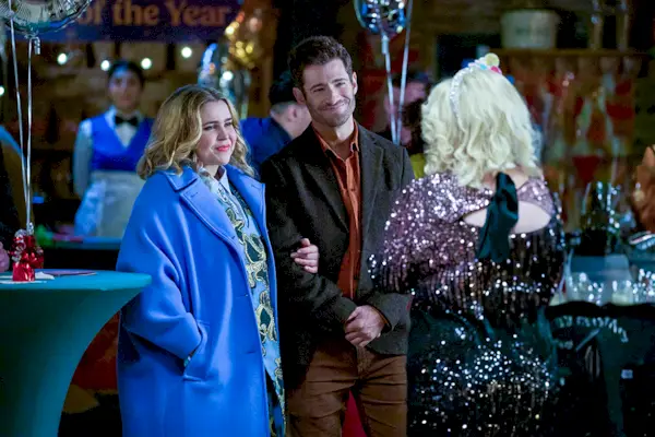 Exklusiver Clip zu „Twelve Dates ‚Til Christmas“: Kate von Mae Whitman lobt Callum von Julian Morris als großartigen Küsser