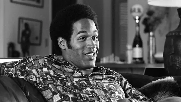 O.J. O relatório Simpson do New York Times mostra a indignação de que o julgamento contra o assassino acusado arruinou seu mundo
