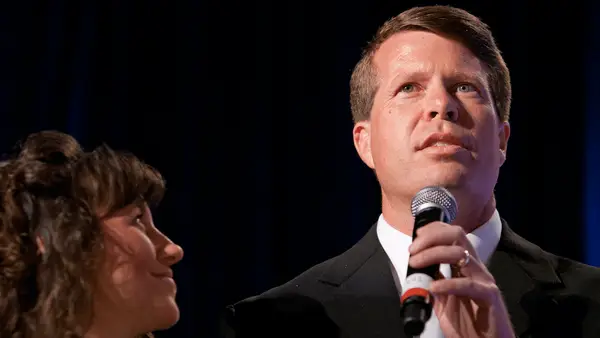 Ex -editor -in -Chif da página da nova política, o conde foi preso por pornografia juvenil