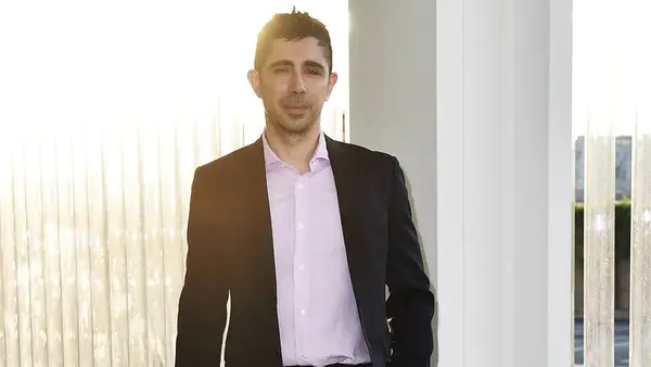 Furor continua, enquanto Bian Artforum escritores e artistas após a saída do editor