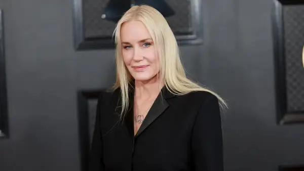 Daryl Hannah diz que pulou Tom Hanks em Splash -Says: Tão vergonhoso