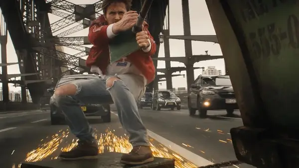 Ryan Gosling indossava gli occhiali da sole nel suo ragazzo autunno di 12 piani per nascondere i suoi gufi spaventati