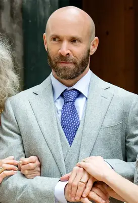 Aaron Roman Weiner plays Mike in 