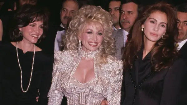 Molly Ringwald diz que deveria ter continuado trabalhando com John Hughes depois de uma boa rosa: eu sempre tenho um tipo de tipografia!