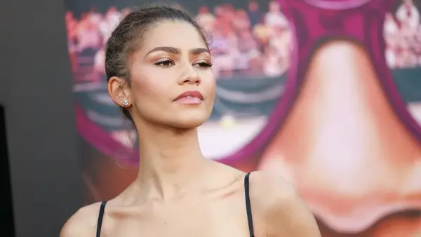 Zendaya glaubt, dass die Leute zu viel Aufmerksamkeit schenken, wer die Kamera küsst: Es ist sehr seltsam