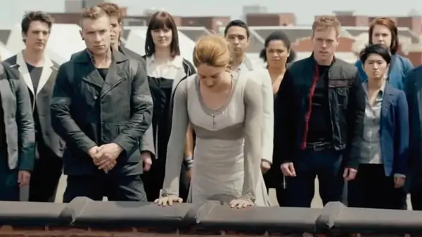 Il direttore di Divergent, Neil Burger, riflette 10 anni dopo all'inizio della distopia di Hollywood