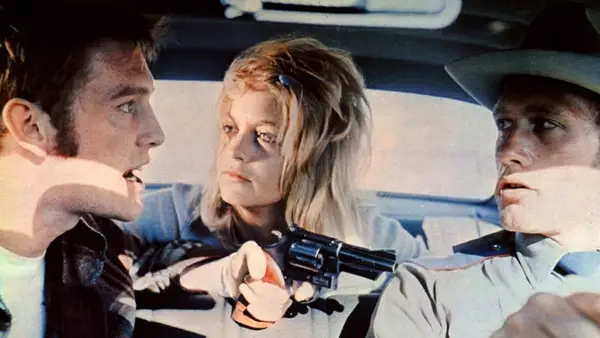 Steven Spielberg comemora o 50º aniversário de sua primeira publicação teatral, The Sugarland Express, que fechou após 2 semanas