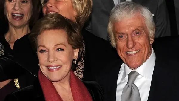 Julie Andrews dice che si è vestita con Mary Poppins perché le canzoni le hanno ricordato Vazevil